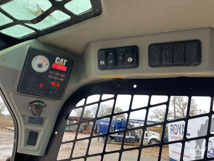 2019-caterpillar-249d-image-12