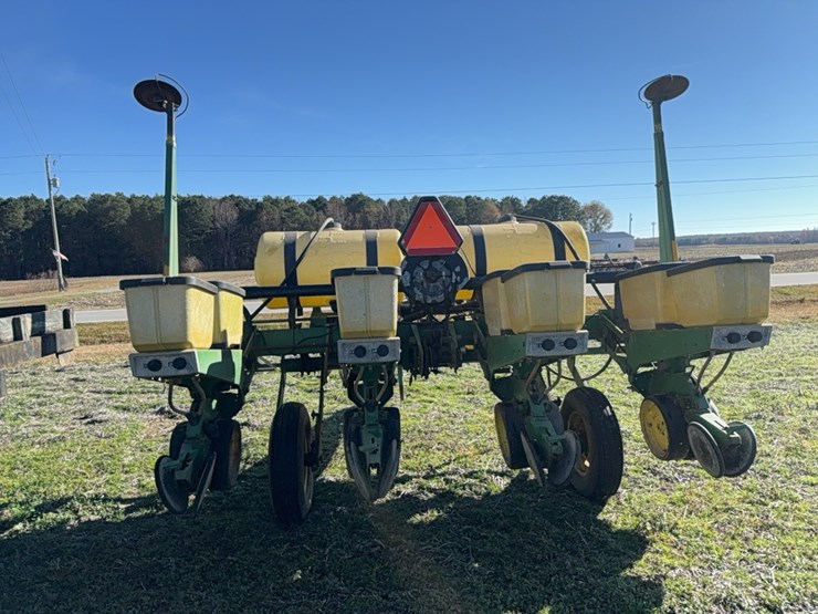 john-deere-7200-pull-type-vacuum-air-planter---4-row-located-at-107-jernigan-swamp-rd.,-ahoskie,-nc-image-11