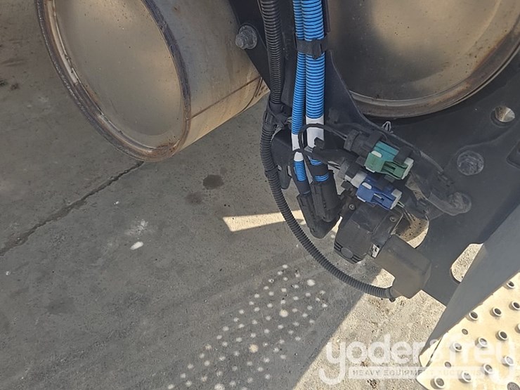 2021-freightliner-m2-106-image-24