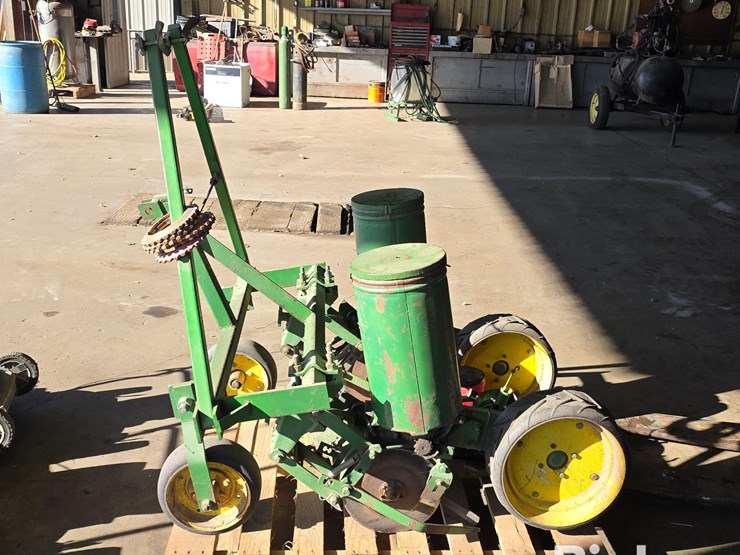 john-deere-2r30"-planter-image-8