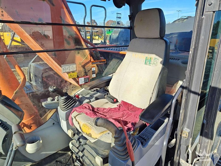 2019-hitachi-zx300-lc-image-42