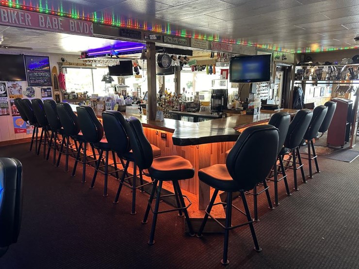 #100-•-waterfront-pub-with-4-bed/2-bath-apartment-image-28