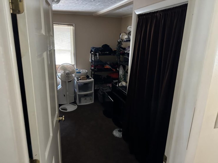 #100-•-waterfront-pub-with-4-bed/2-bath-apartment-image-101