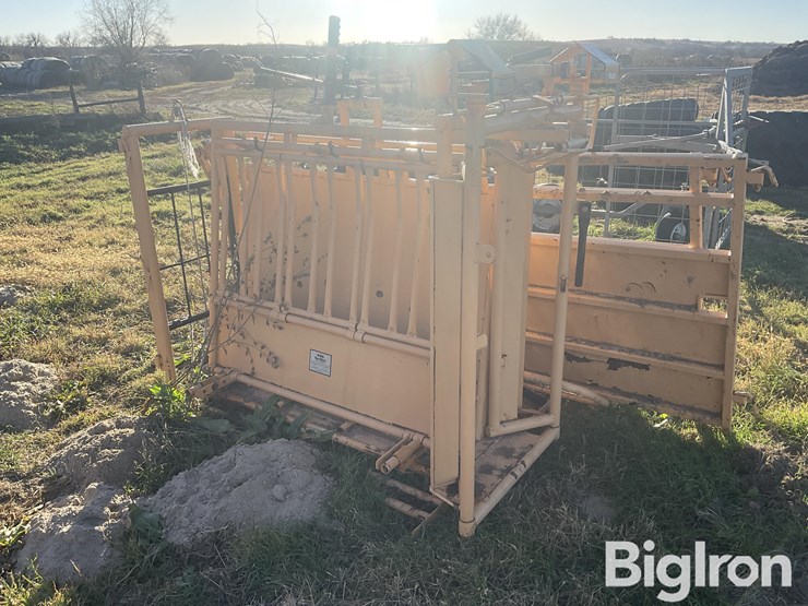 foremost-calf-working-table-image-3