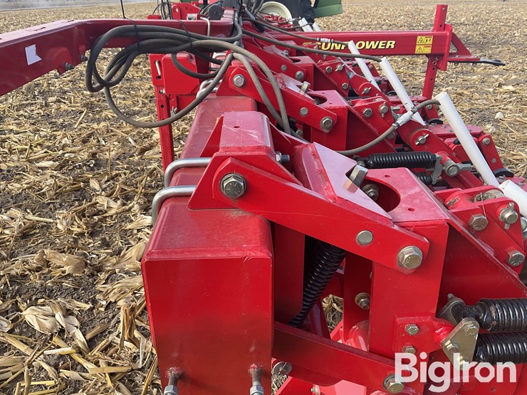 sunflower-7610-8r30-strip-tiller-image-12