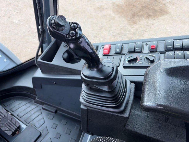 john-deere-324-image-42