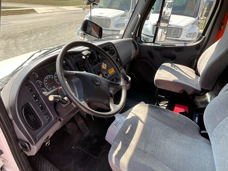 2018-freightliner-m2-106-image-18