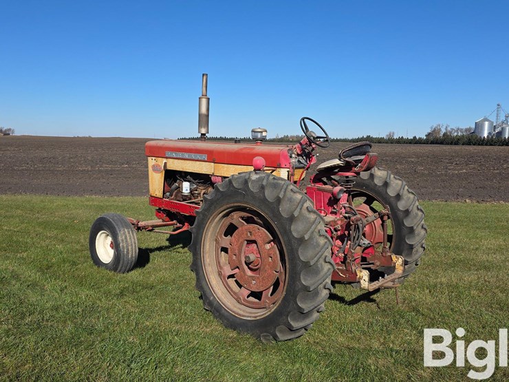 farmall-560-2wd-tractor-image-7