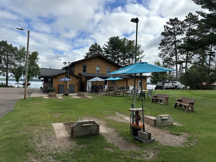 #100-•-waterfront-pub-with-4-bed/2-bath-apartment-image-17