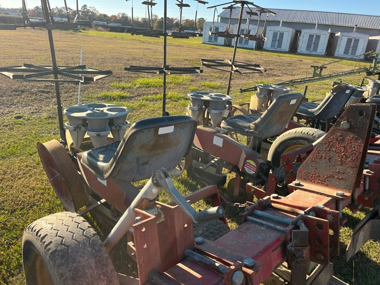 4-row-mechanical-6000-carousel-transplanter-on-a-178”x4”x7”-bar-located-at-1244-vandiford-thomas-rd-snow-hill-nc-call-252-532-8061-for-more-info-image-1
