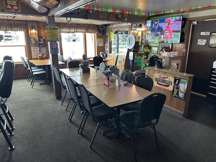 #100-•-waterfront-pub-with-4-bed/2-bath-apartment-image-52