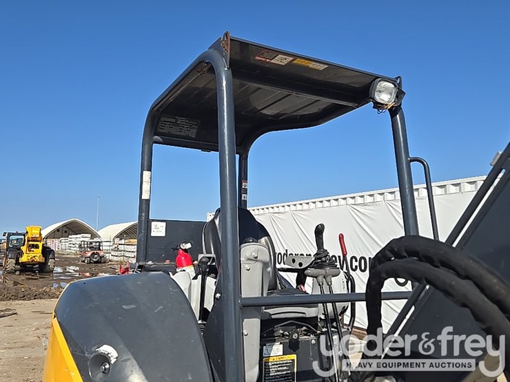 2019-deere-35g-image-64