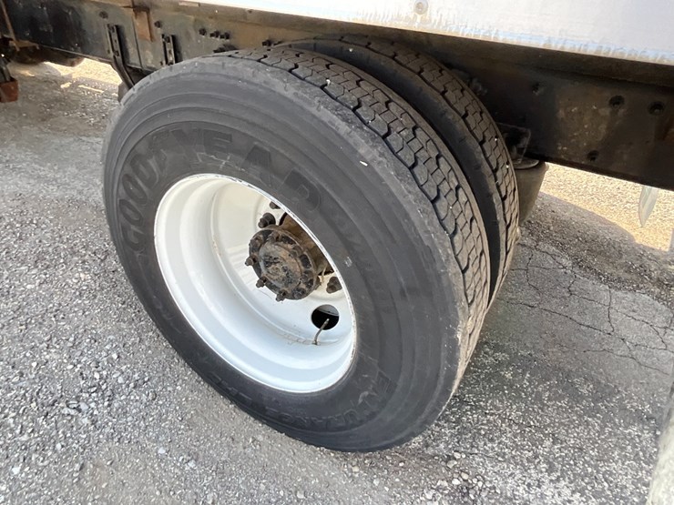 2018-freightliner-m2-106-image-13