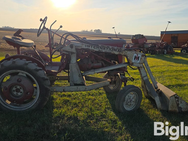 farmall-cub-2wd-tractor-w/loader-image-3