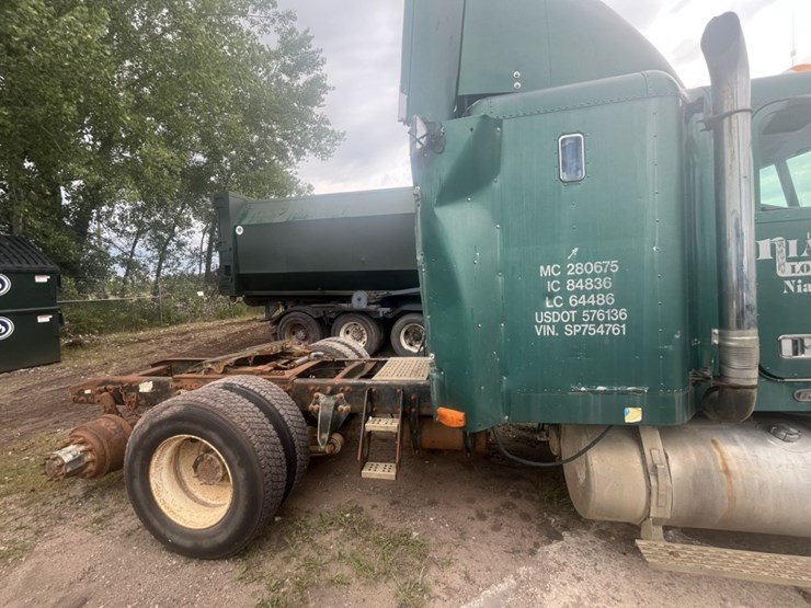 #1633-•-1995-freightliner-usf-1e-sleeper-cab-truck-tractor-image-7