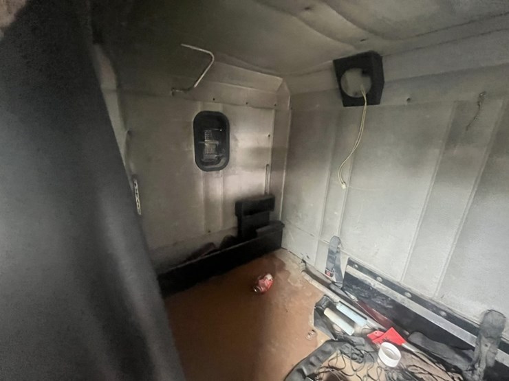 #1633-•-1995-freightliner-usf-1e-sleeper-cab-truck-tractor-image-83