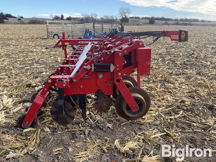 sunflower-7610-8r30-strip-tiller-image-4