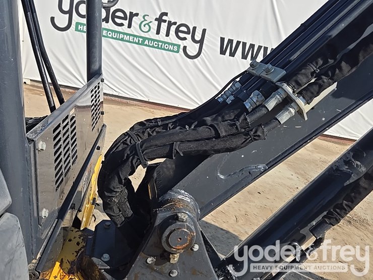 2019-deere-35g-image-39