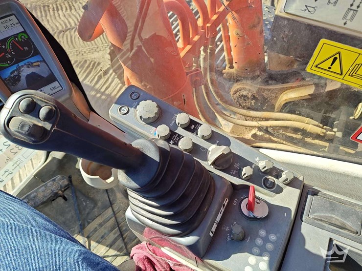 2019-hitachi-zx300-lc-image-19