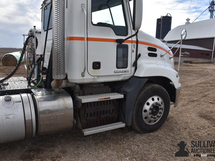 2011-mack-cxu613-t/a-truck-tractor-image-18