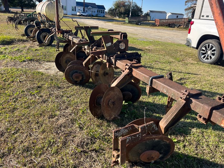 4-row-w&a-bedders,-42”-rows,-4-injector-knifes,-18’-x-4”-x-7”-toolbar,-has-some-row-marker-parts,-located-at-276-jonestown-rd.-snow-hill-nc--call-252-531-8061-for-more-info-image-1