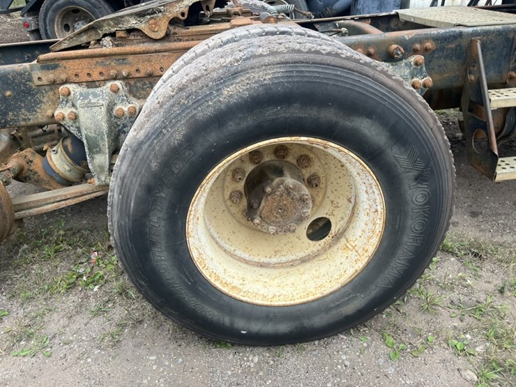 #1633-•-1995-freightliner-usf-1e-sleeper-cab-truck-tractor-image-90