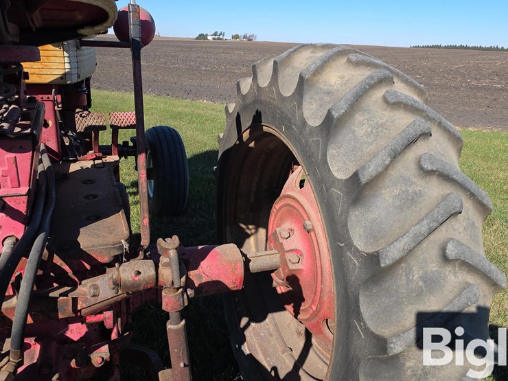 farmall-560-2wd-tractor-image-14
