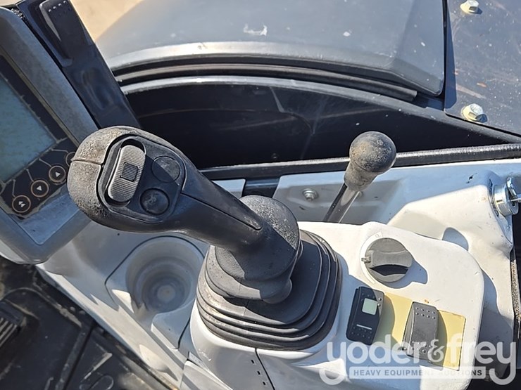 2020-deere-35g-image-76