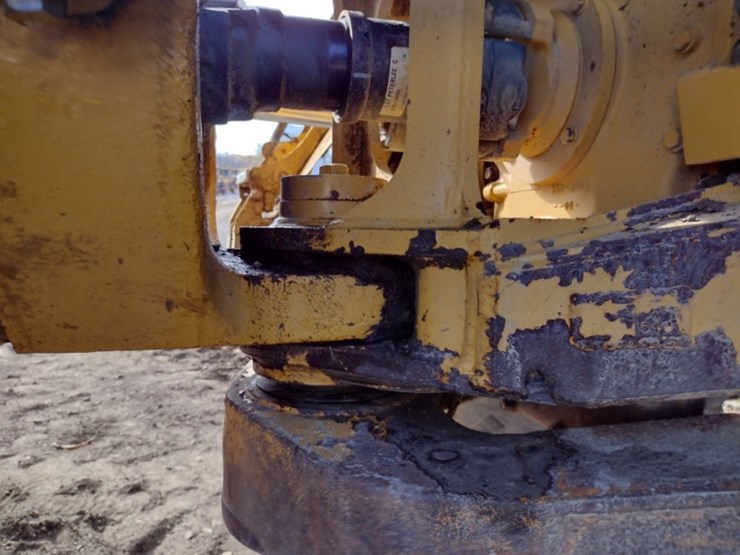 14-caterpillar-725-image-39