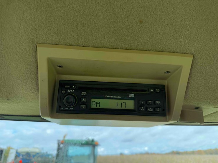 2005-john-deere-8520t-image-46