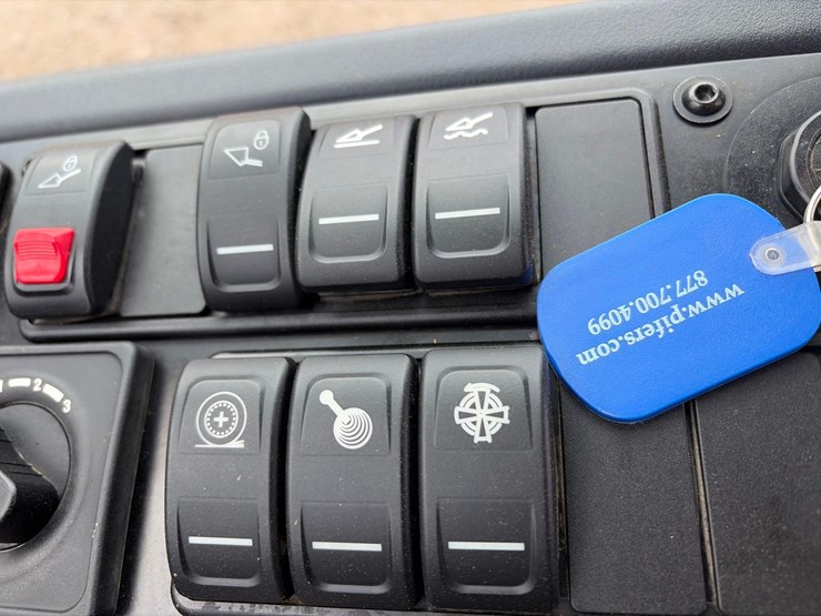 john-deere-324-image-47