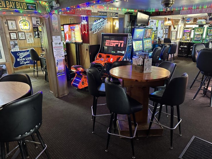 #100-•-waterfront-pub-with-4-bed/2-bath-apartment-image-46