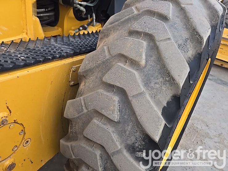 2017-deere-872g-image-89