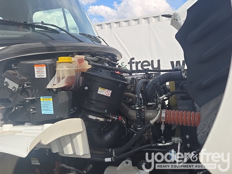 2021-freightliner-m2-106-image-73