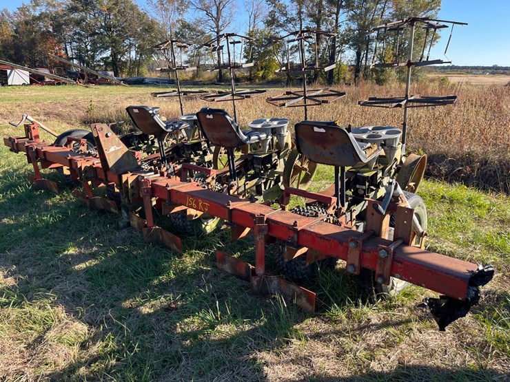 mchanical-4-row-carosel-transplanter-model-600,-42”-rows,-4”x7”-toolbar-with-row-knockers,-located-at-700-jonestown-rd-snow-hill-nc,-call-252-531-8061-for-more-info.-image-8