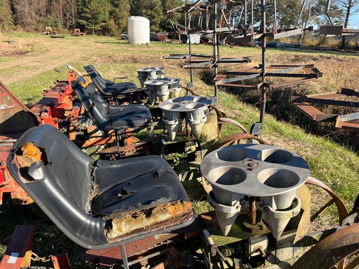 mchanical-4-row-carosel-transplanter-model-600,-42”-rows,-4”x7”-toolbar-with-row-knockers,-located-at-700-jonestown-rd-snow-hill-nc,-call-252-531-8061-for-more-info.-image-7