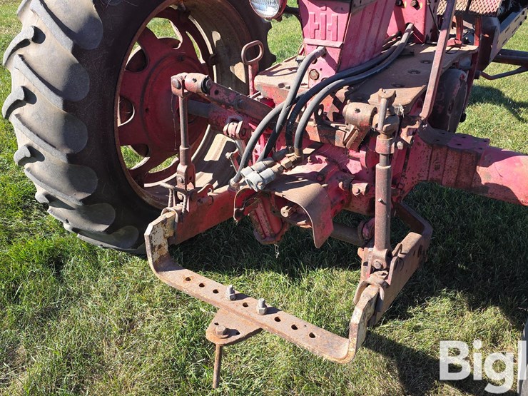 farmall-560-2wd-tractor-image-9