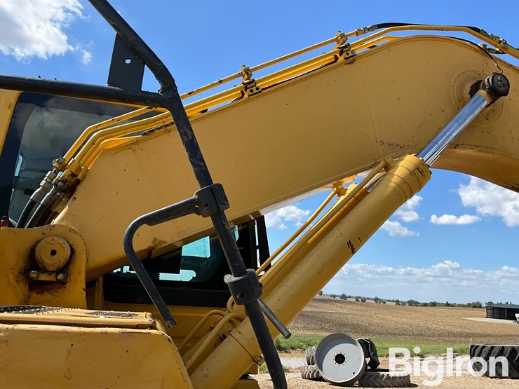 komatsu-220-trackhoe-image-11
