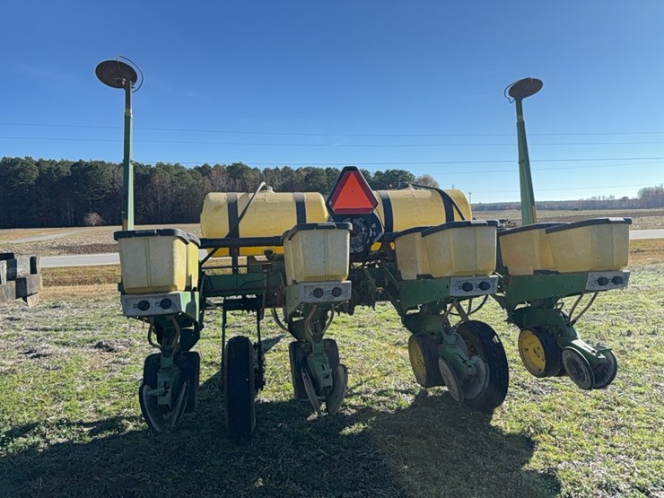 john-deere-7200-pull-type-vacuum-air-planter---4-row-located-at-107-jernigan-swamp-rd.,-ahoskie,-nc-image-10