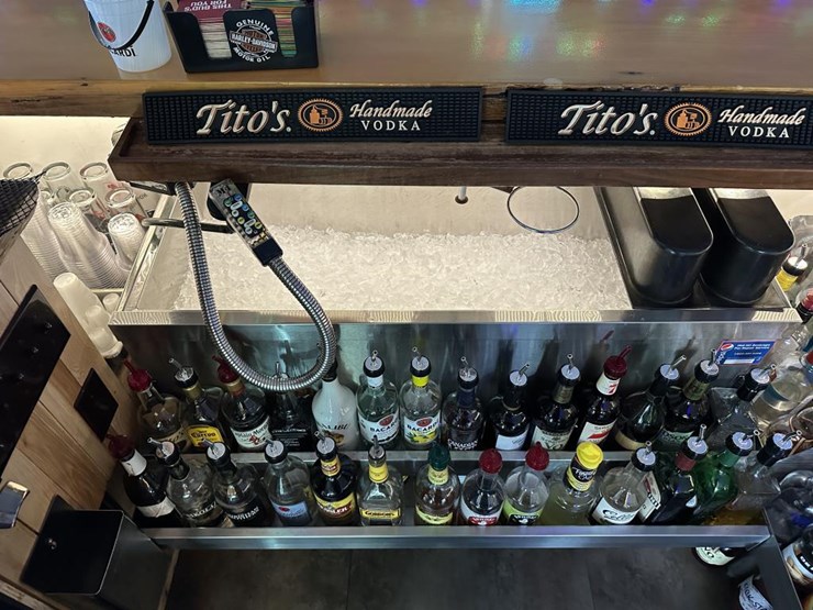 #100-•-waterfront-pub-with-4-bed/2-bath-apartment-image-40