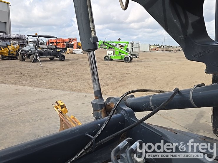 2017-deere-872g-image-31