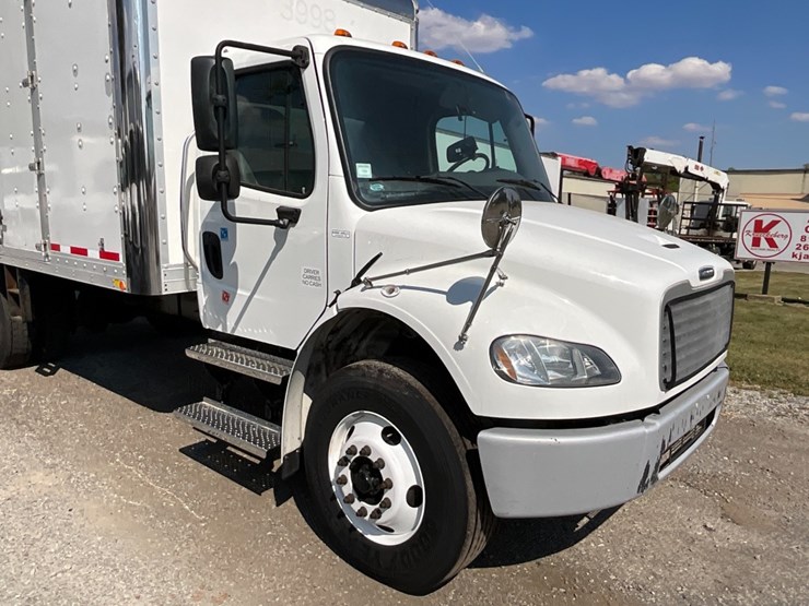 2018-freightliner-m2-106-image-6