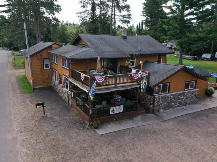 #100-•-waterfront-pub-with-4-bed/2-bath-apartment-image-5