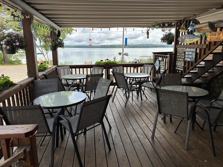 #100-•-waterfront-pub-with-4-bed/2-bath-apartment-image-11