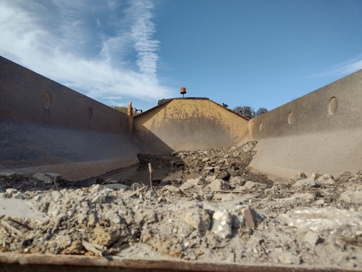 14-caterpillar-725-image-31