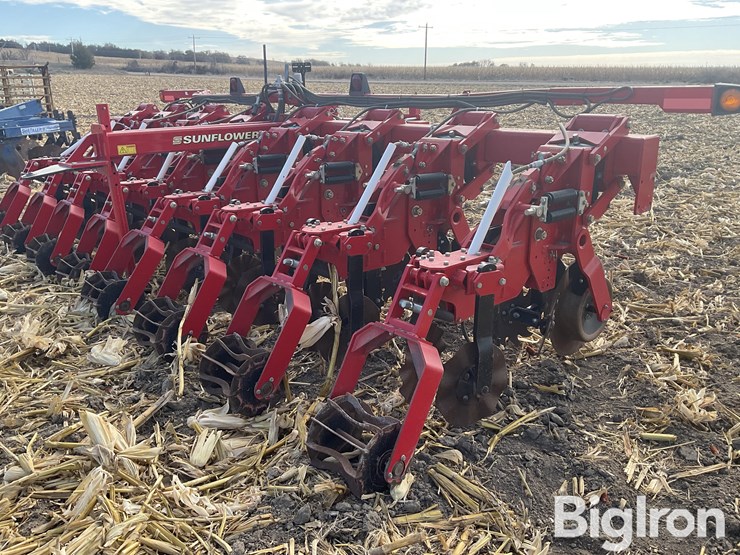 sunflower-7610-8r30-strip-tiller-image-5