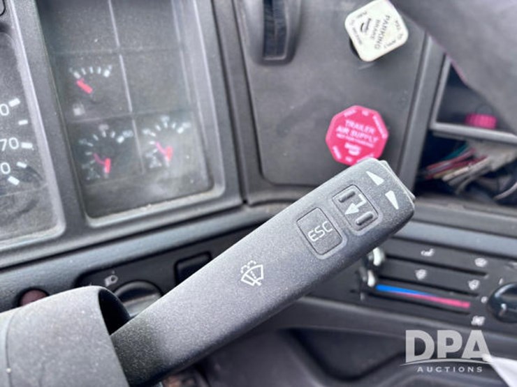 2003-volvo-10-image-83