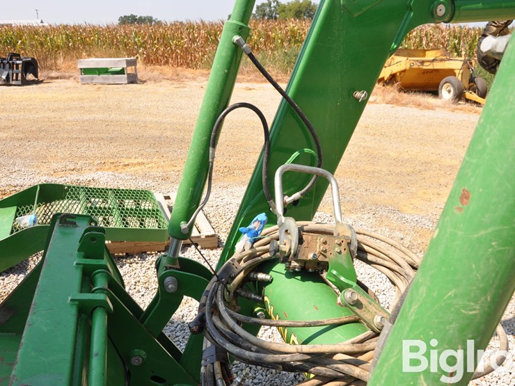 2021-john-deere-700m-image-16