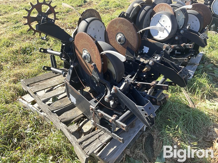 kinze-front-mounted-row-units-image-13