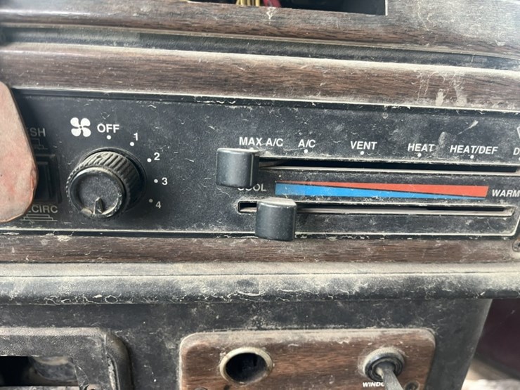 #1633-•-1995-freightliner-usf-1e-sleeper-cab-truck-tractor-image-69